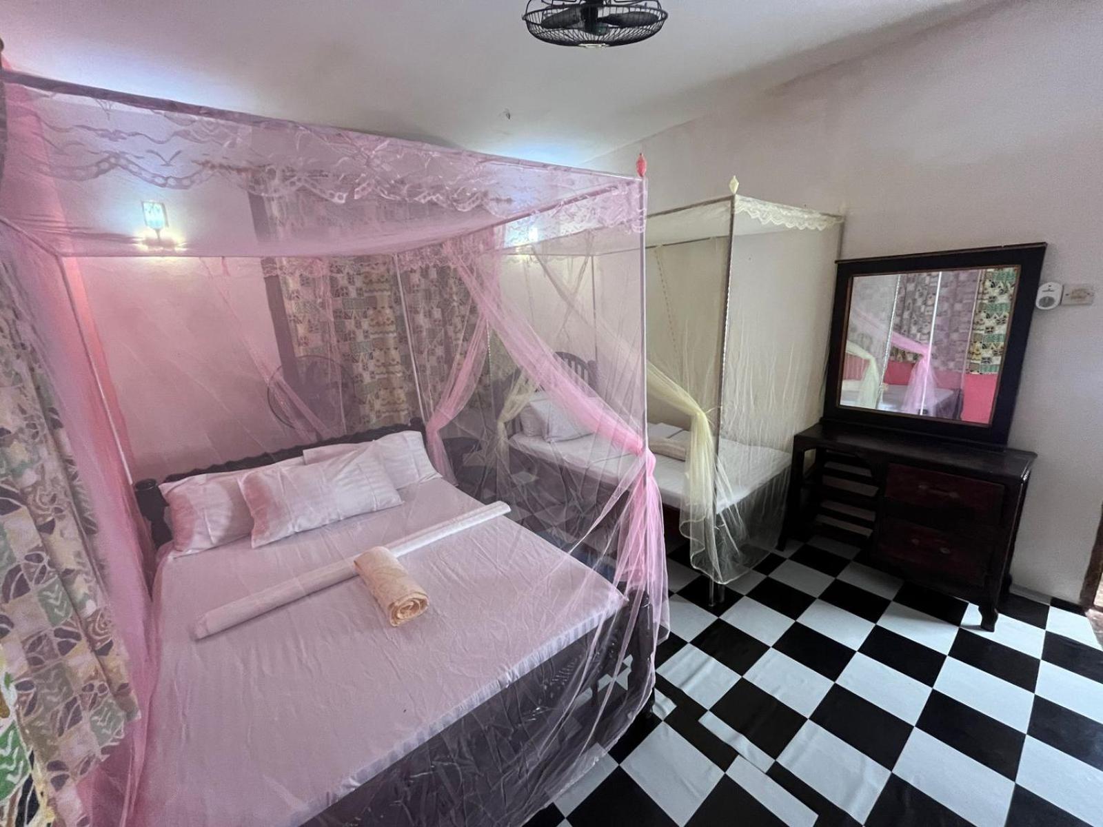 Akogo House - Bnb , Hostel, Backpackers & Volunteer Center Mombasa Exterior foto