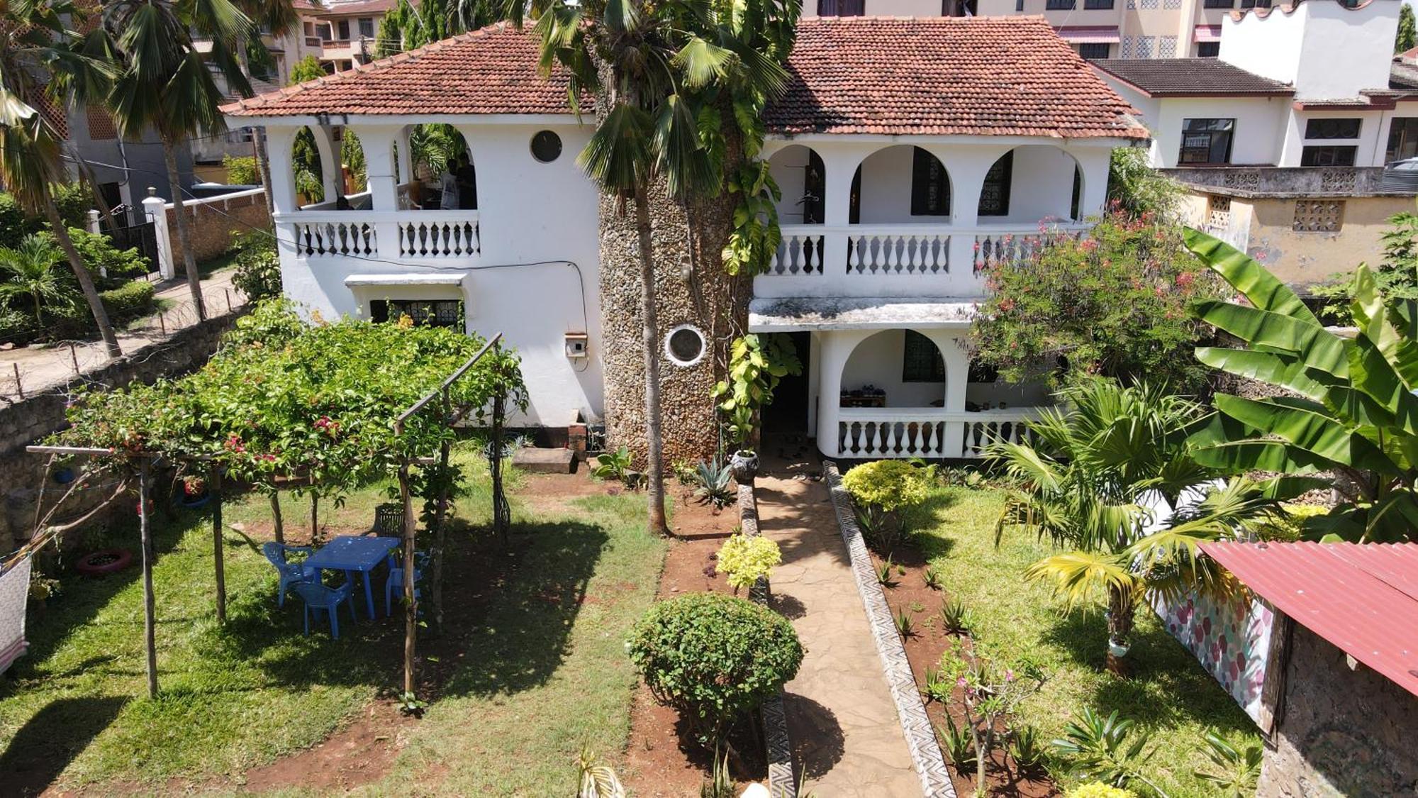 Akogo House - Bnb , Hostel, Backpackers & Volunteer Center Mombasa Exterior foto