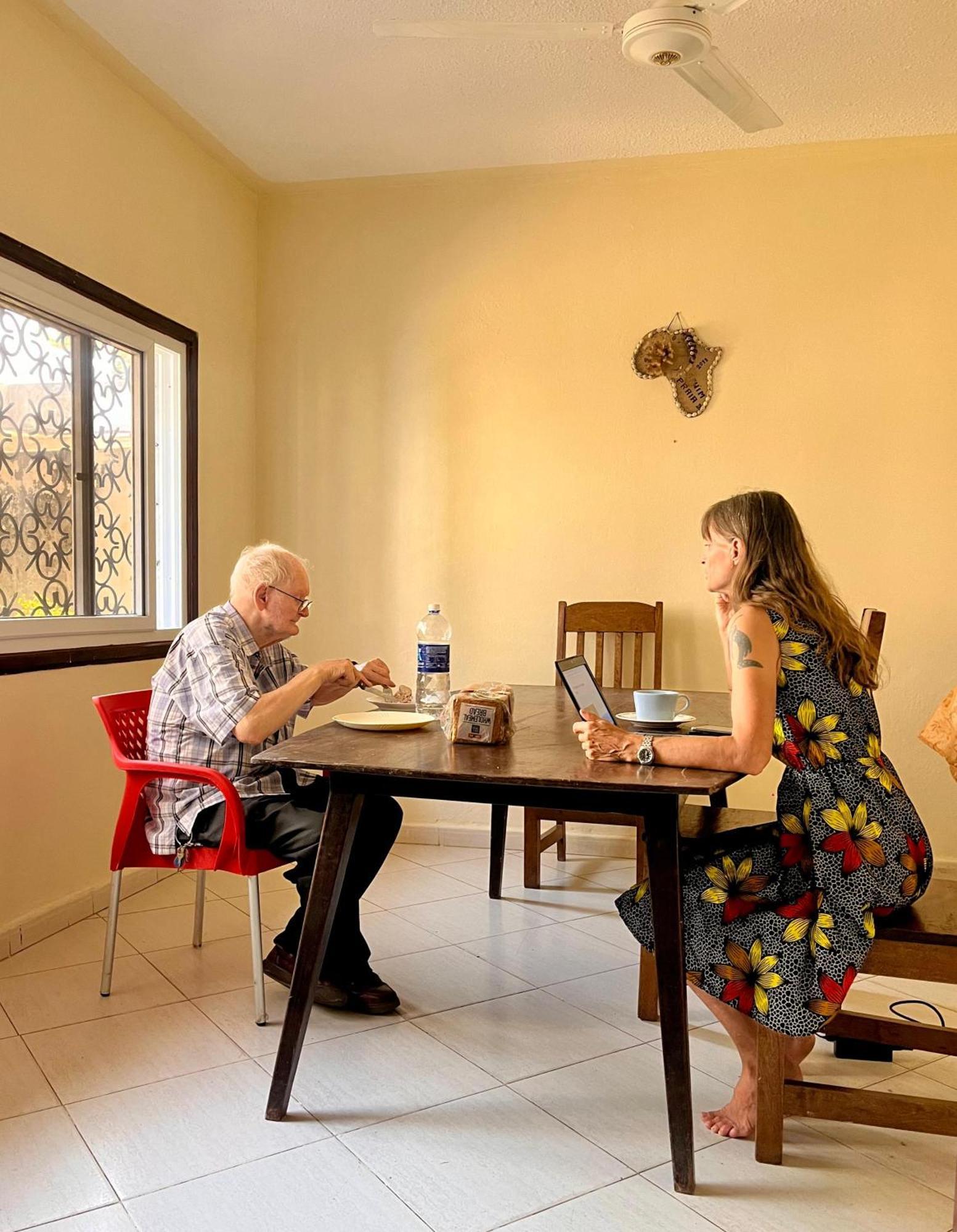 Akogo House - Bnb , Hostel, Backpackers & Volunteer Center Mombasa Exterior foto