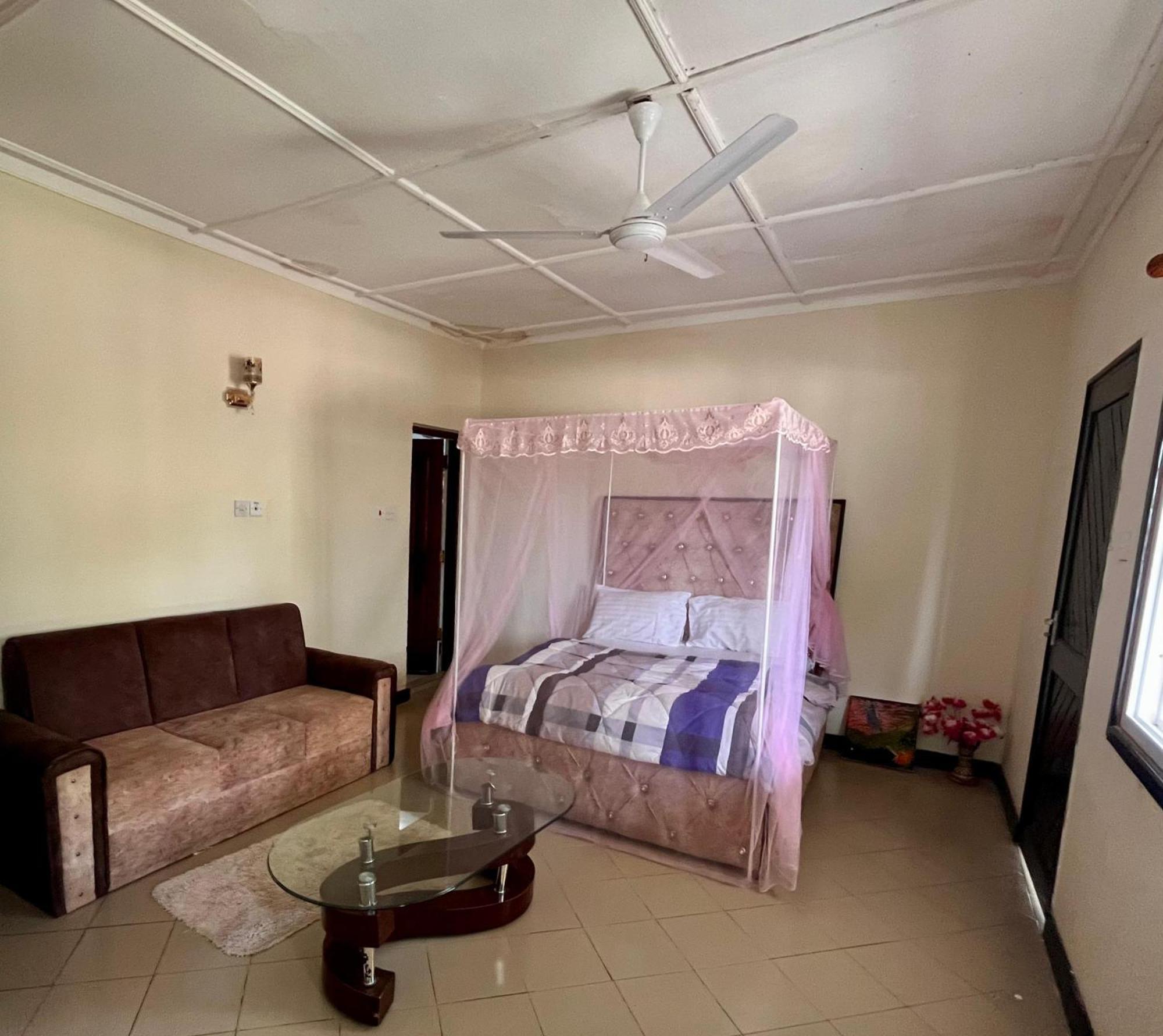 Akogo House - Bnb , Hostel, Backpackers & Volunteer Center Mombasa Exterior foto