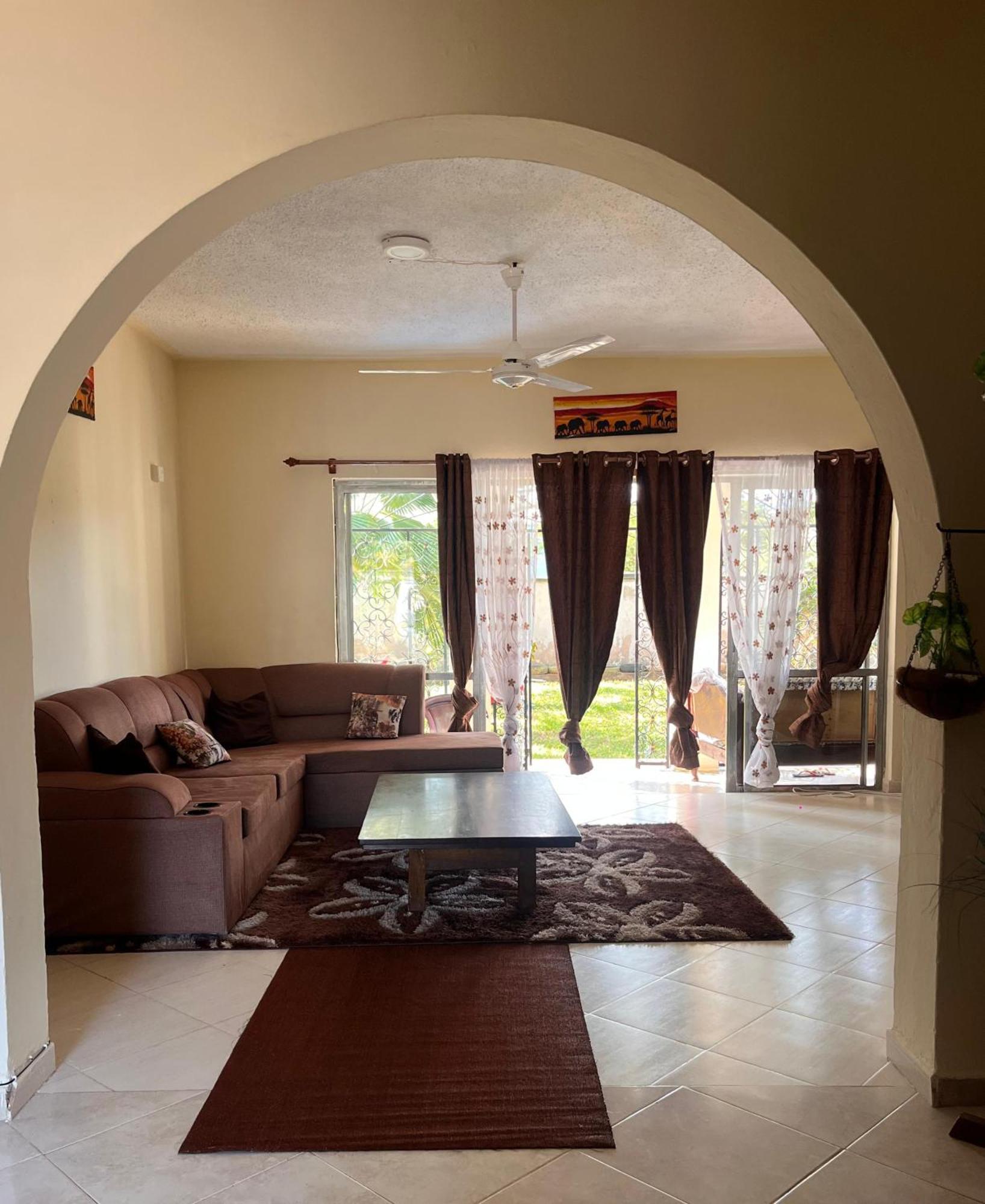 Akogo House - Bnb , Hostel, Backpackers & Volunteer Center Mombasa Exterior foto