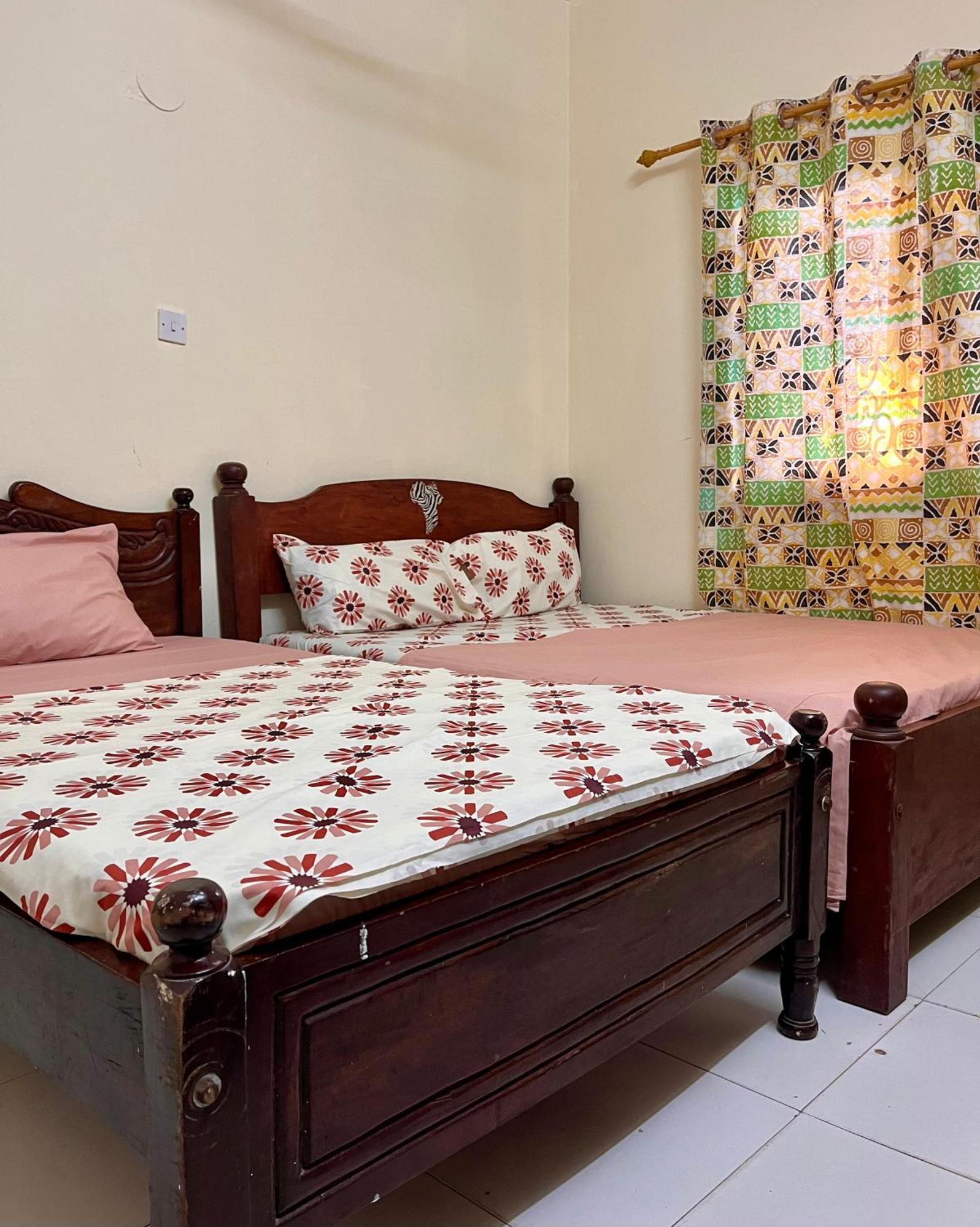 Akogo House - Bnb , Hostel, Backpackers & Volunteer Center Mombasa Exterior foto