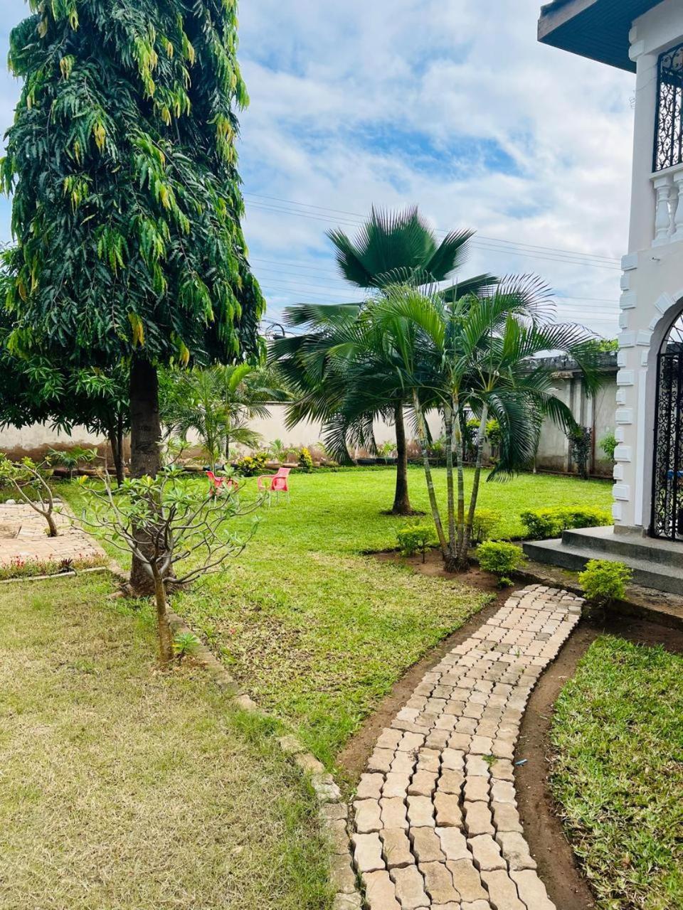 Akogo House - Bnb , Hostel, Backpackers & Volunteer Center Mombasa Exterior foto