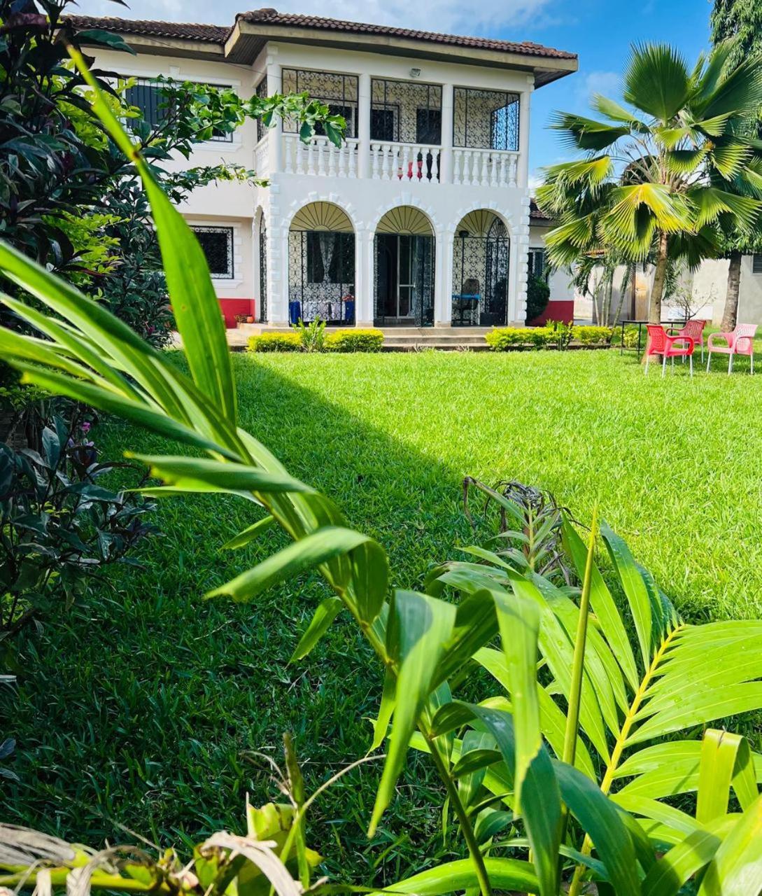Akogo House - Bnb , Hostel, Backpackers & Volunteer Center Mombasa Exterior foto