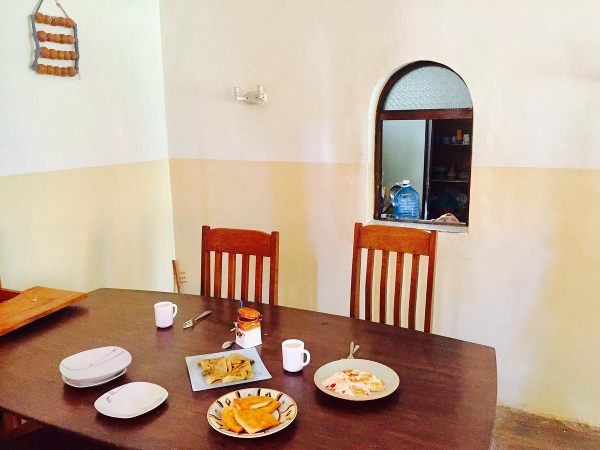 Akogo House - Bnb , Hostel, Backpackers & Volunteer Center Mombasa Exterior foto