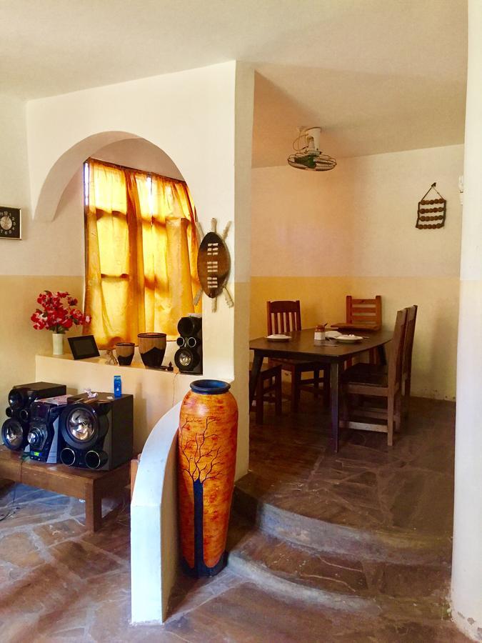 Akogo House - Bnb , Hostel, Backpackers & Volunteer Center Mombasa Exterior foto